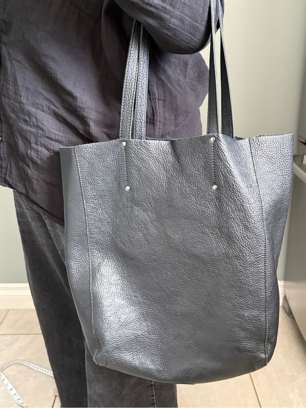 Roots Canada Black Leather Market Tote Bag Made In Canada Raw Edge - Picture 2 of 9